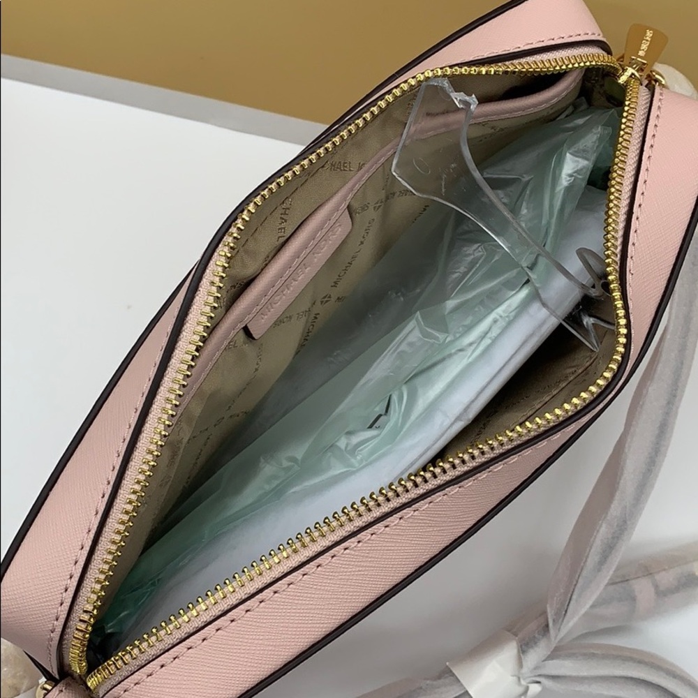Michael Kors Jet Set Item LG EW CROSSBODY … - Picture 13 of 16